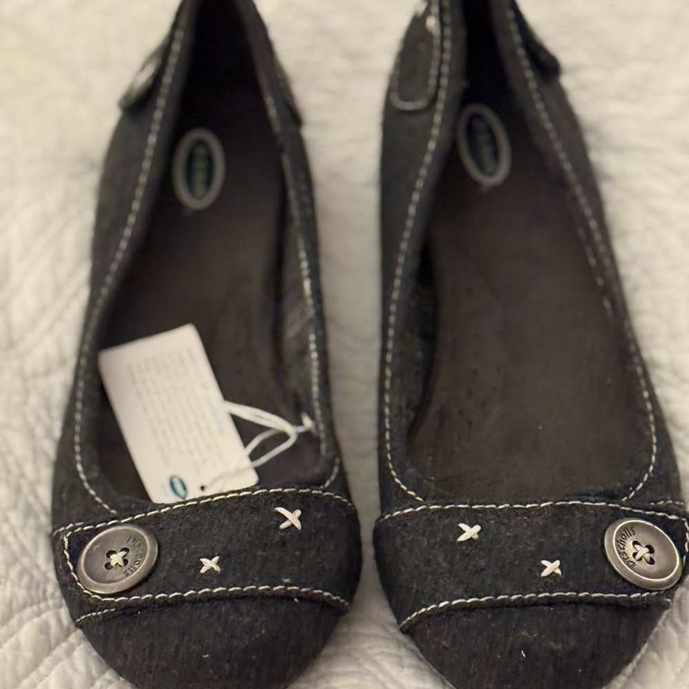 Dr. Scholls gray button accent flats with memory cushioning. NWT